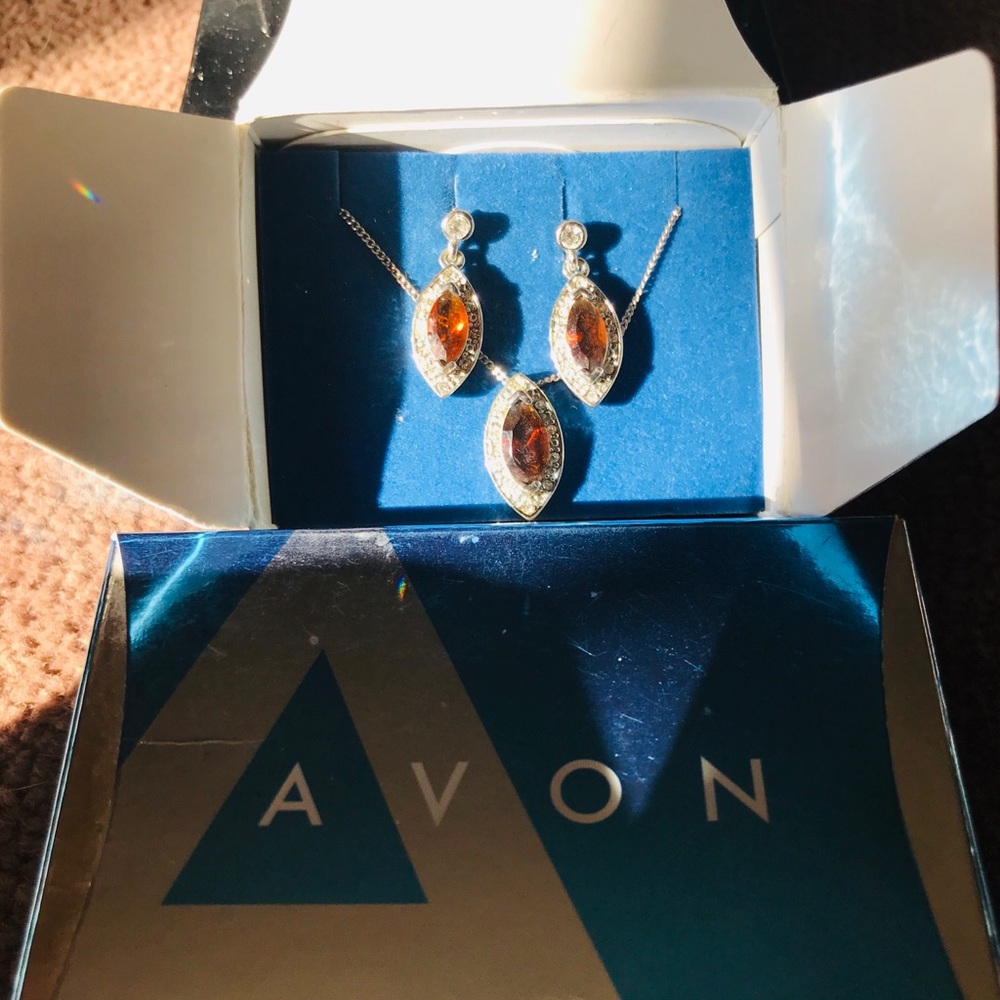 beautiful brown avon necklace w/ matching earrings